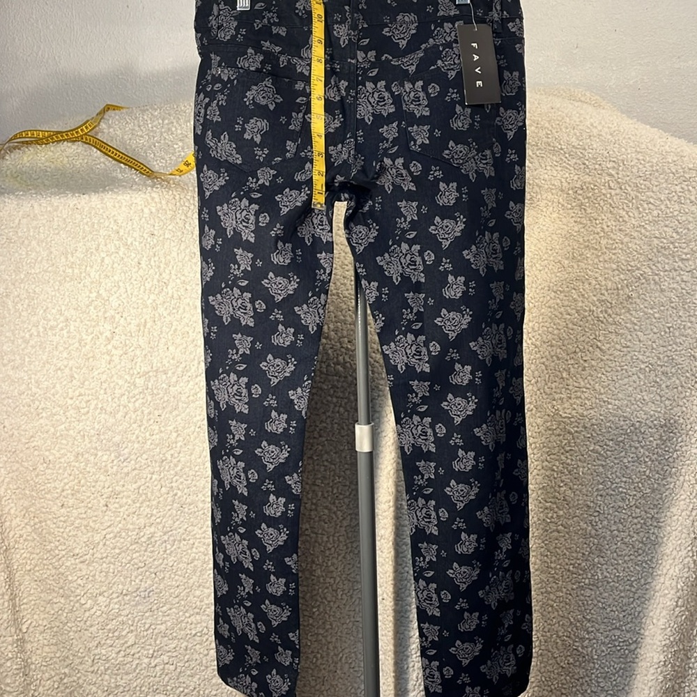 FAVE Women’s Roses 🌹 Pattern Jeans - Picture 8 of 8